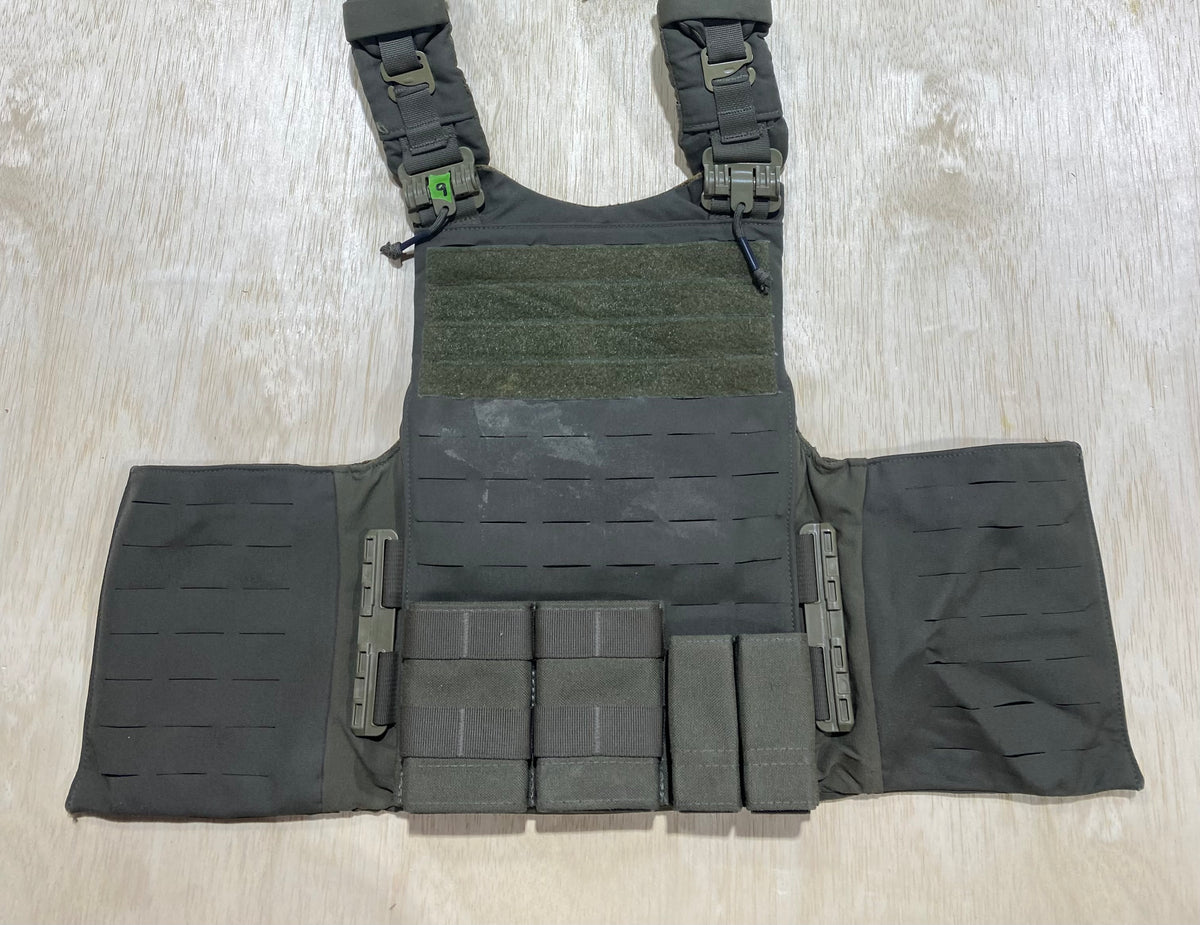 First Spear Armor Carrier Small #9. Siege-R Optimized. No Armor Included. Light usage.