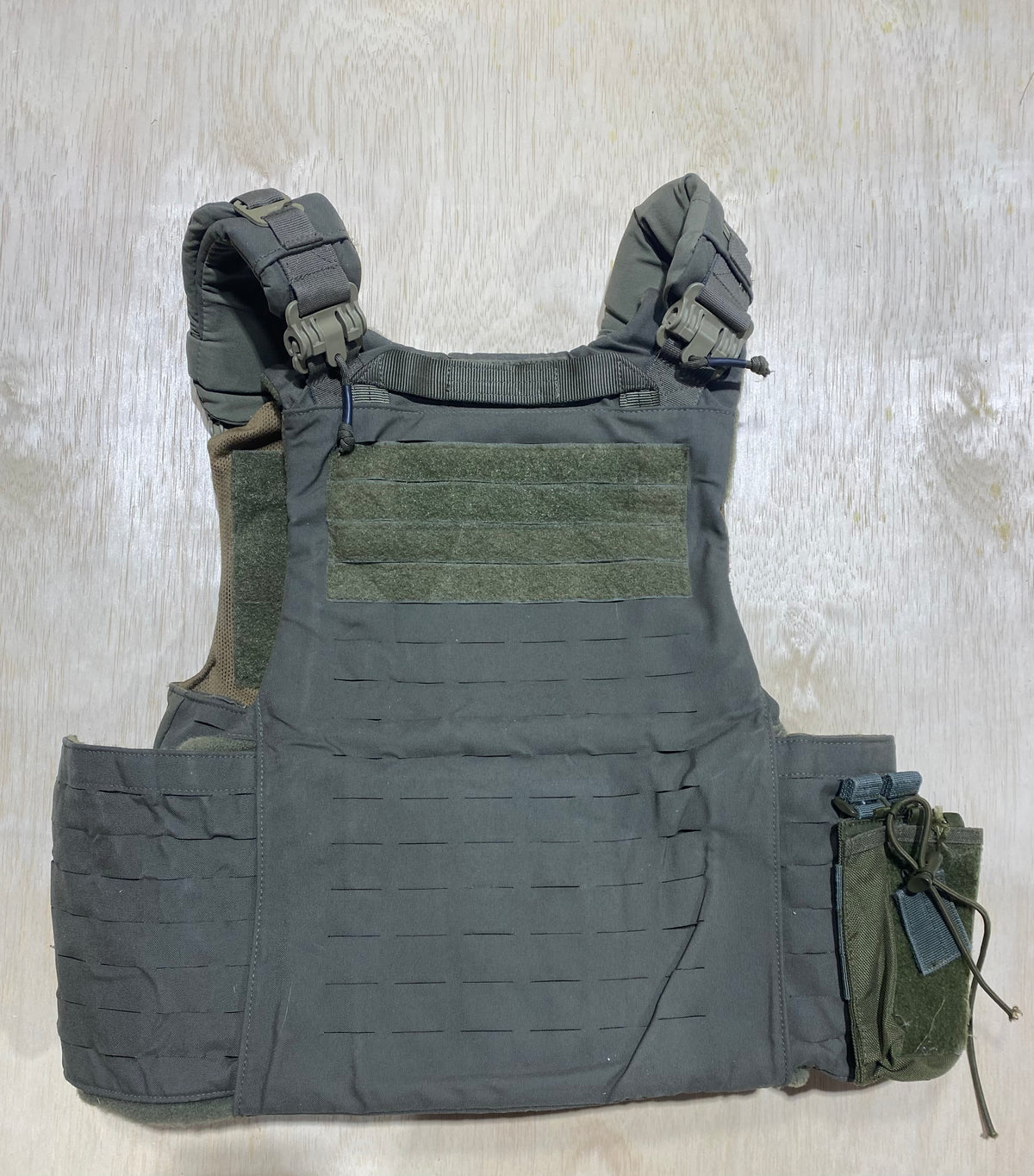 First Spear Armor Carrier Medium #3. Siege-R Optimized. No Armor Included. Light usage.