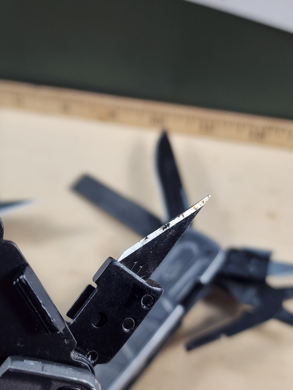 GERBER Lockdown Pry Multitool - Light Usage