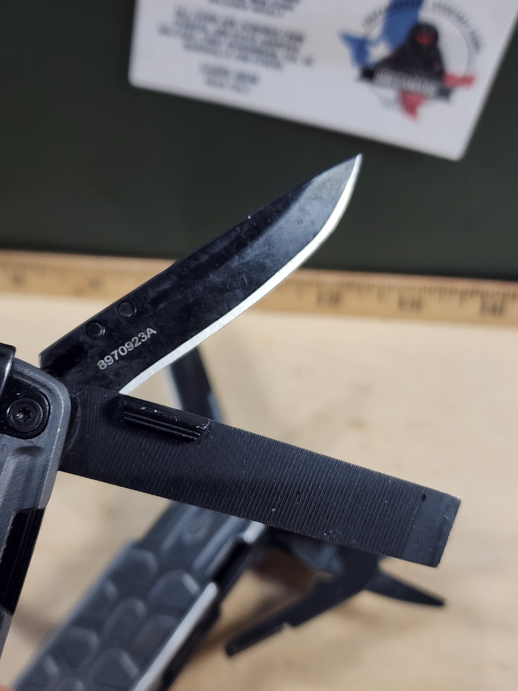 GERBER Lockdown Pry Multitool - Light Usage