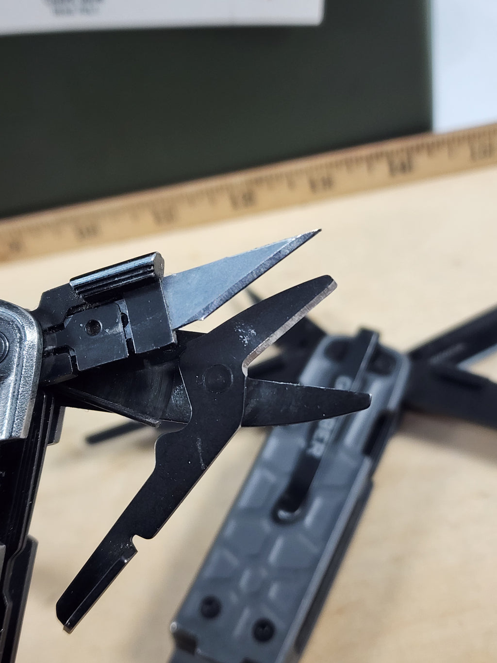GERBER Lockdown Pry Multitool - Light Usage