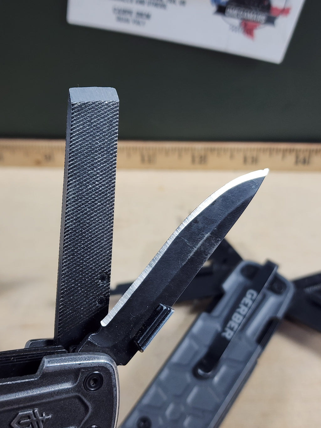 GERBER Lockdown Pry Multitool - Light Usage