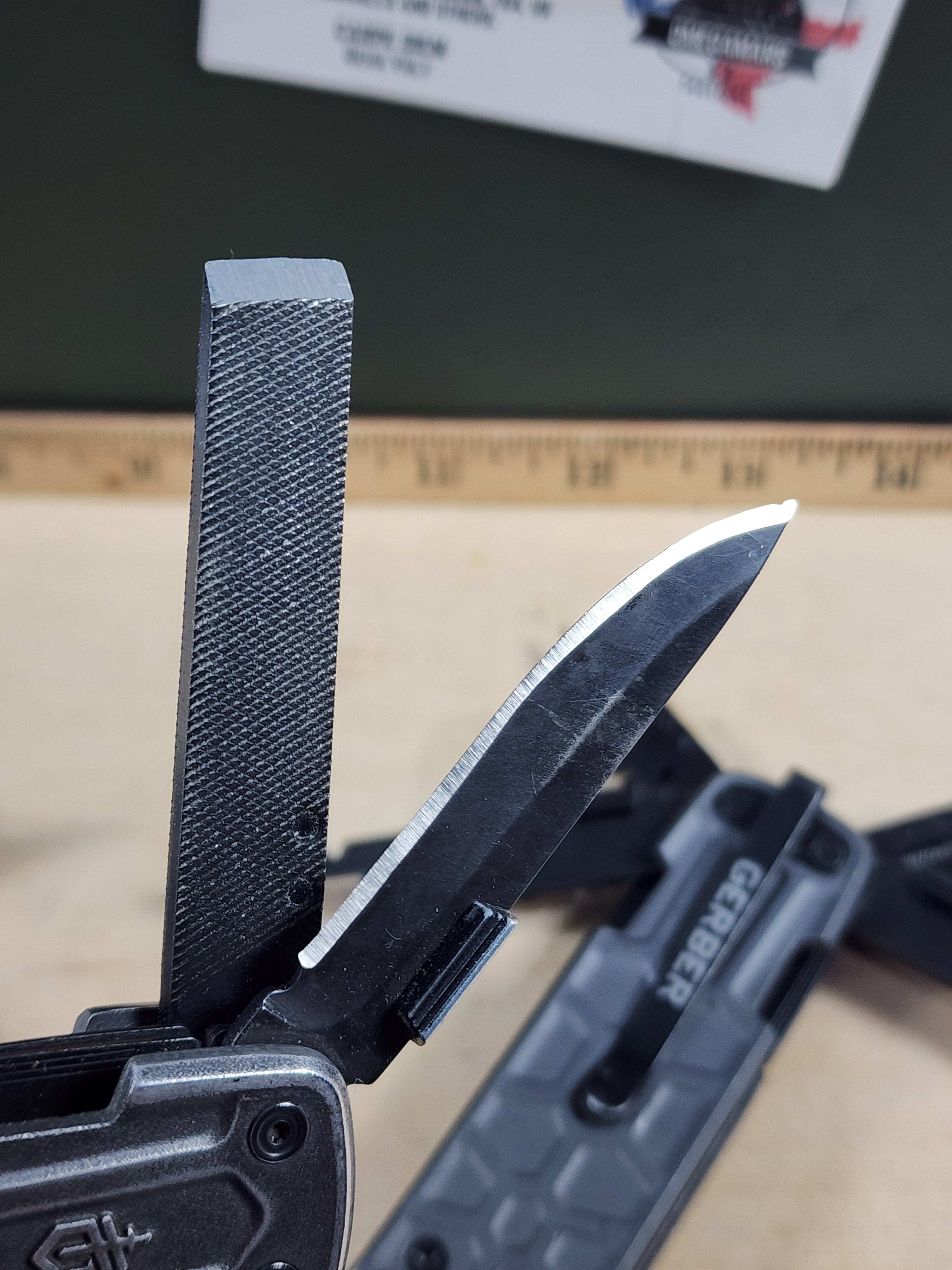 GERBER Lockdown Pry Multitool - Light Usage
