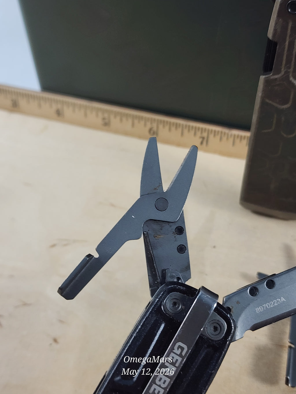 GERBER Lockdown Slim Pry Multitool - Light Usage