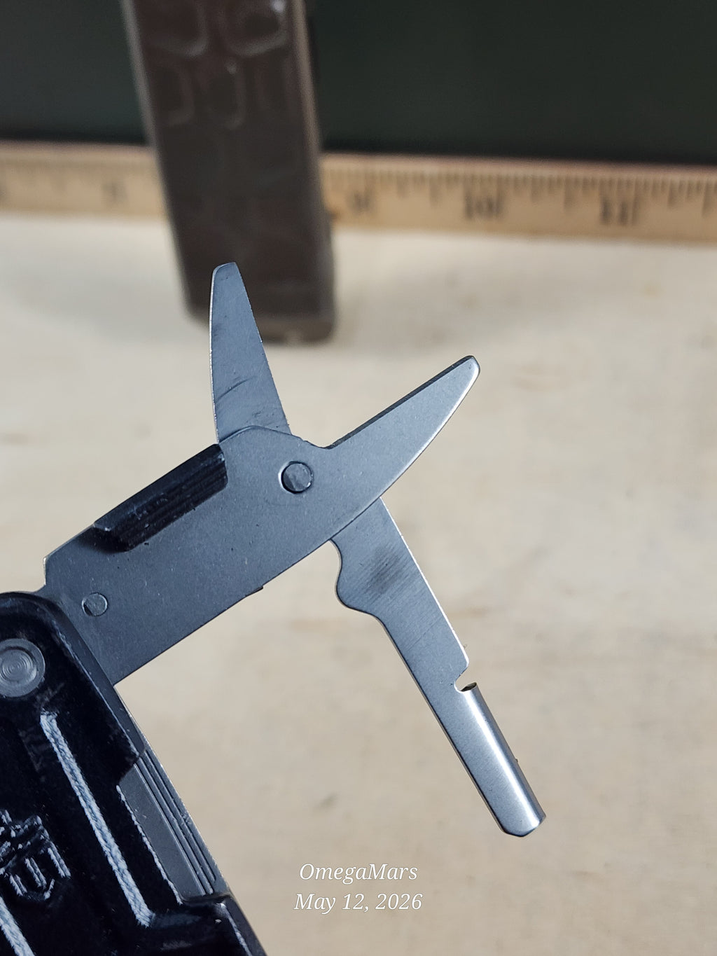 GERBER Lockdown Slim Pry Multitool - Light Usage