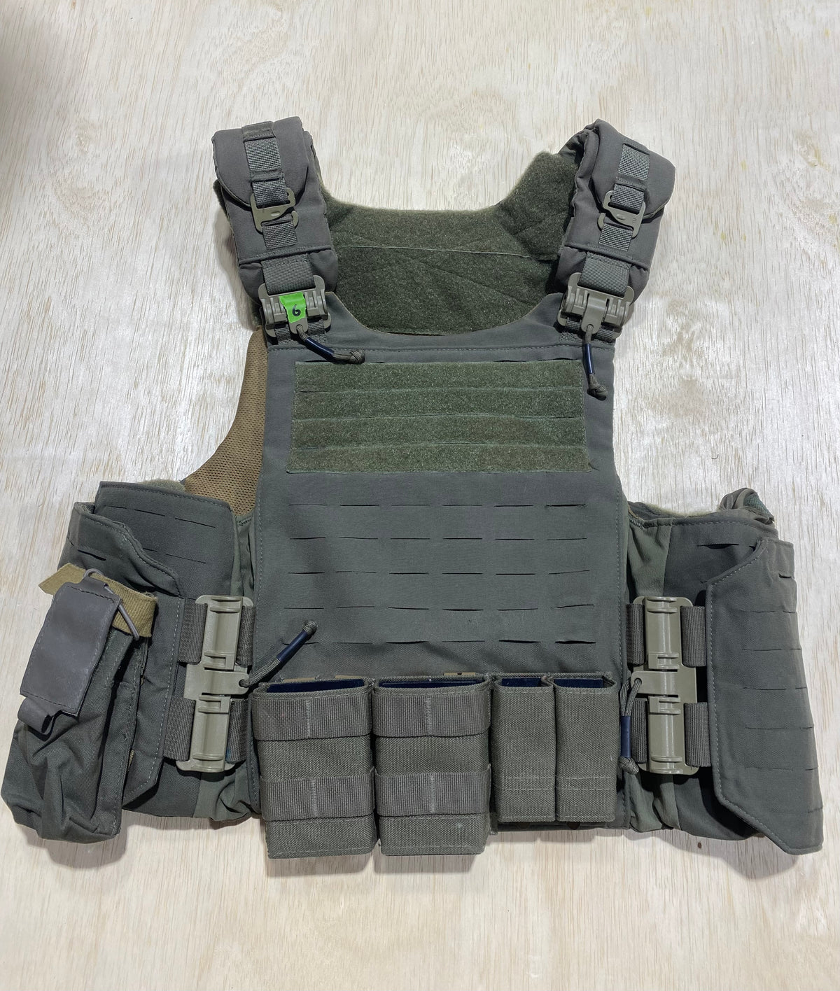 First Spear Armor Carrier Medium #6. Siege-R Optimized. No Armor Included. Light usage.