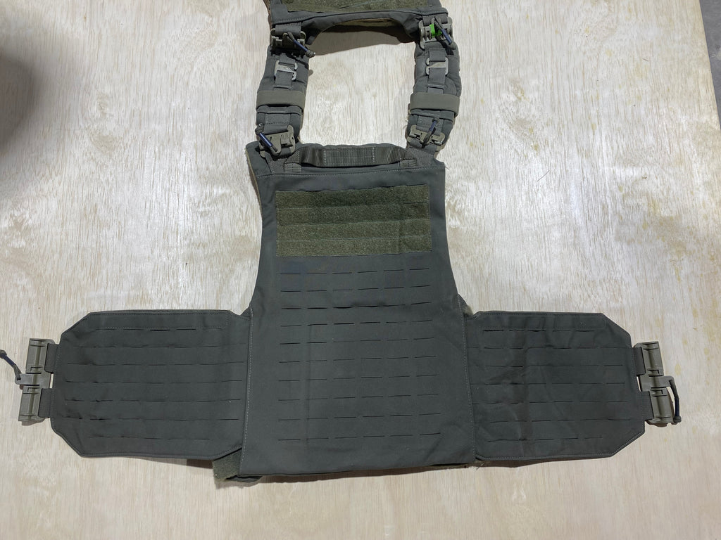 First Spear Armor Carrier Medium #4. Siege-R Optimized. No Armor Included. Light usage.