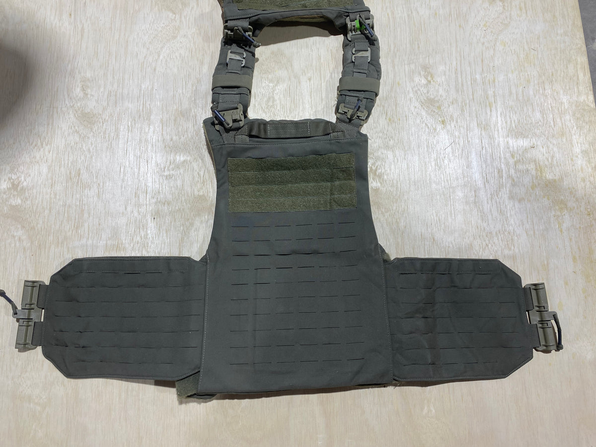 First Spear Armor Carrier Medium #4. Siege-R Optimized. No Armor Included. Light usage.