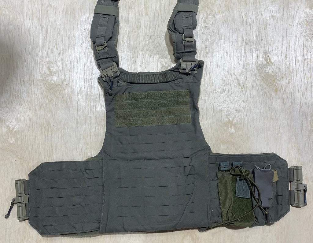 First Spear Armor Carrier Medium #3. Siege-R Optimized. No Armor Included. Light usage.