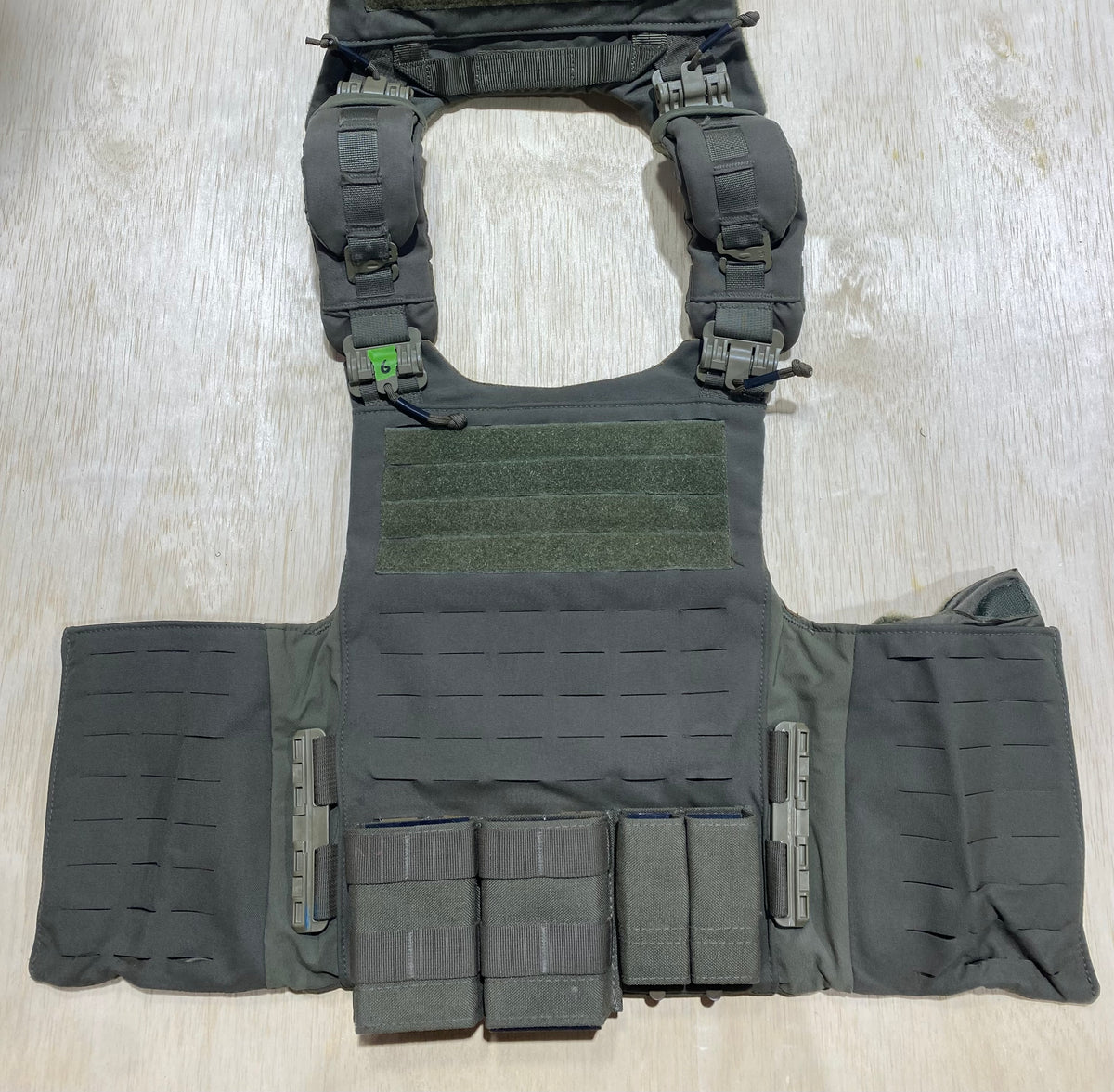 First Spear Armor Carrier Medium #6. Siege-R Optimized. No Armor Included. Light usage.