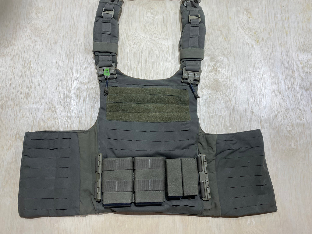 First Spear Armor Carrier Medium #5. Siege-R Optimized. No Armor Included. Light usage.