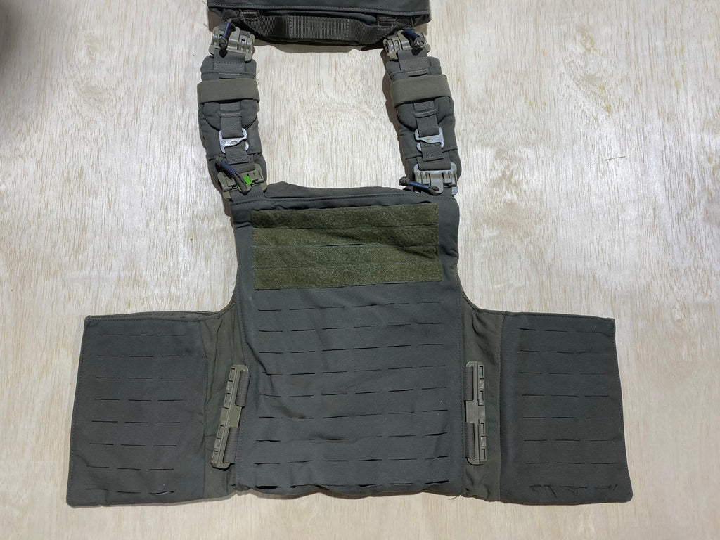 First Spear Armor Carrier Medium #4. Siege-R Optimized. No Armor Included. Light usage.