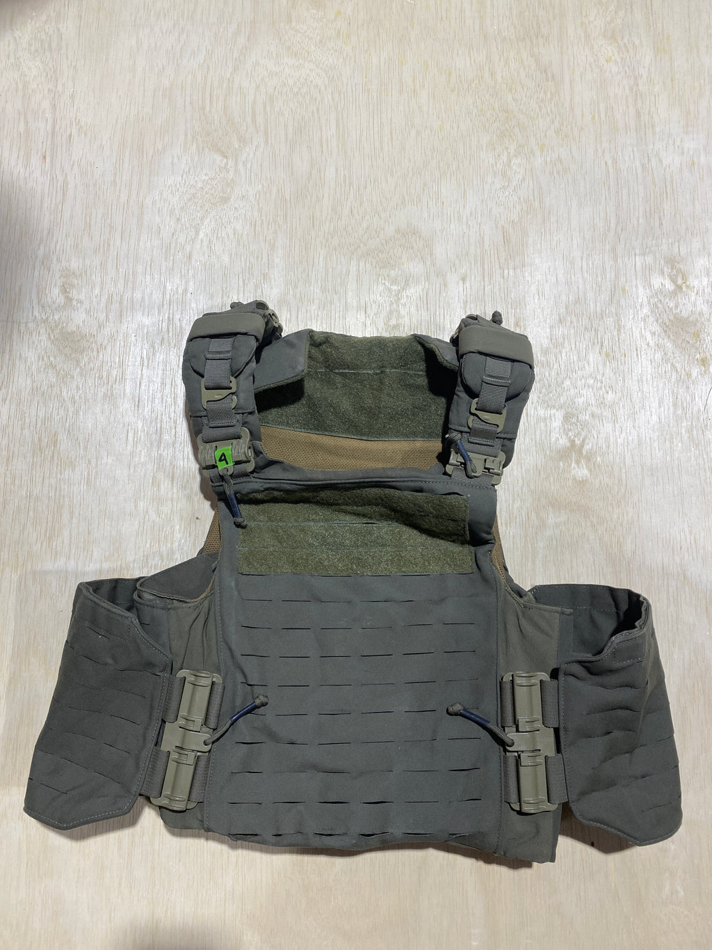 First Spear Armor Carrier Medium #4. Siege-R Optimized. No Armor Included. Light usage.
