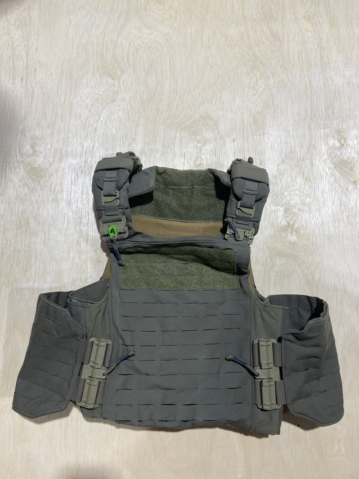 First Spear Armor Carrier Medium #4. Siege-R Optimized. No Armor Included. Light usage.