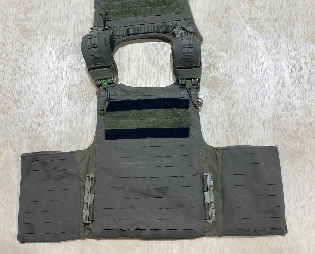 First Spear Armor Carrier Medium #7. Siege-R Optimized. No Armor Included. Light usage.