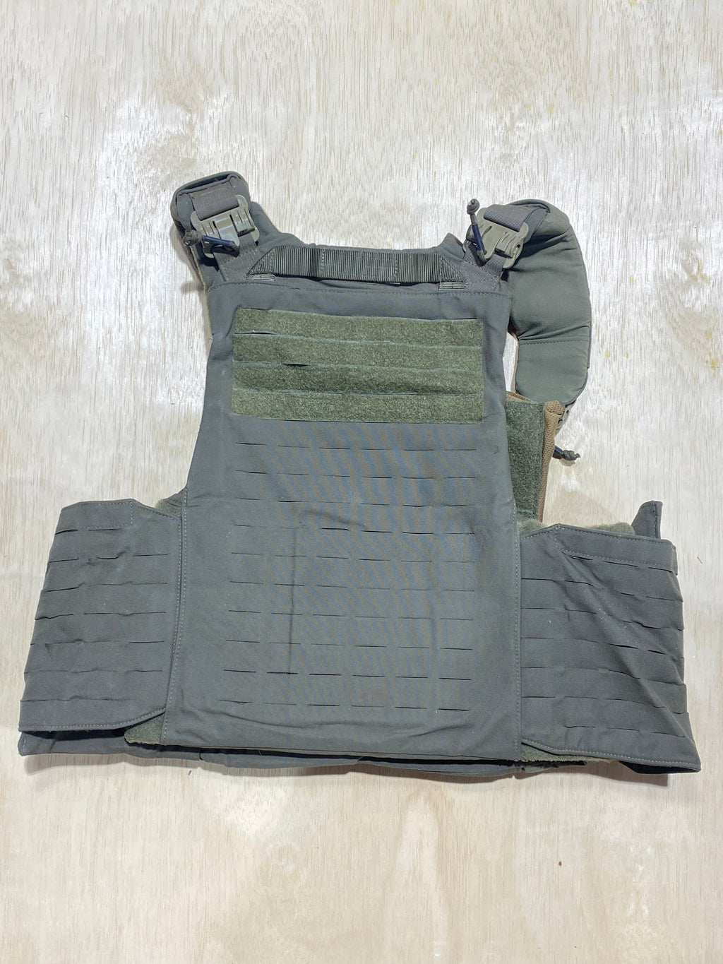 First Spear Armor Carrier Medium #2. Siege-R Optimized. No Armor Included. Light usage.