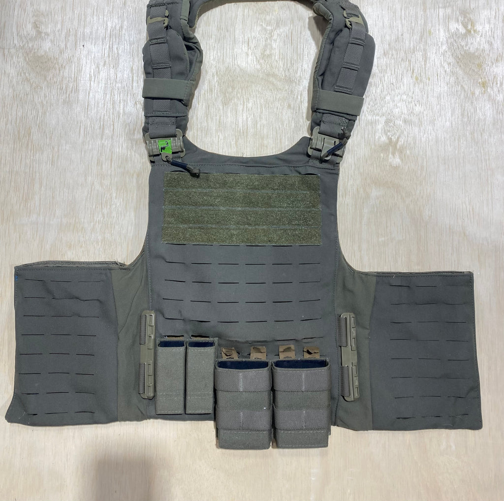 First Spear Armor Carrier Medium #3. Siege-R Optimized. No Armor Included. Light usage.