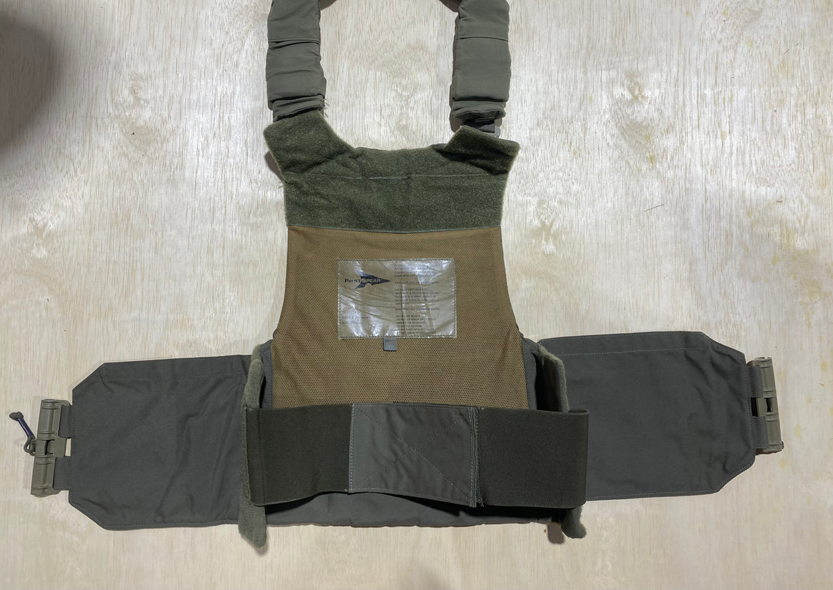 First Spear Armor Carrier Medium #4. Siege-R Optimized. No Armor Included. Light usage.