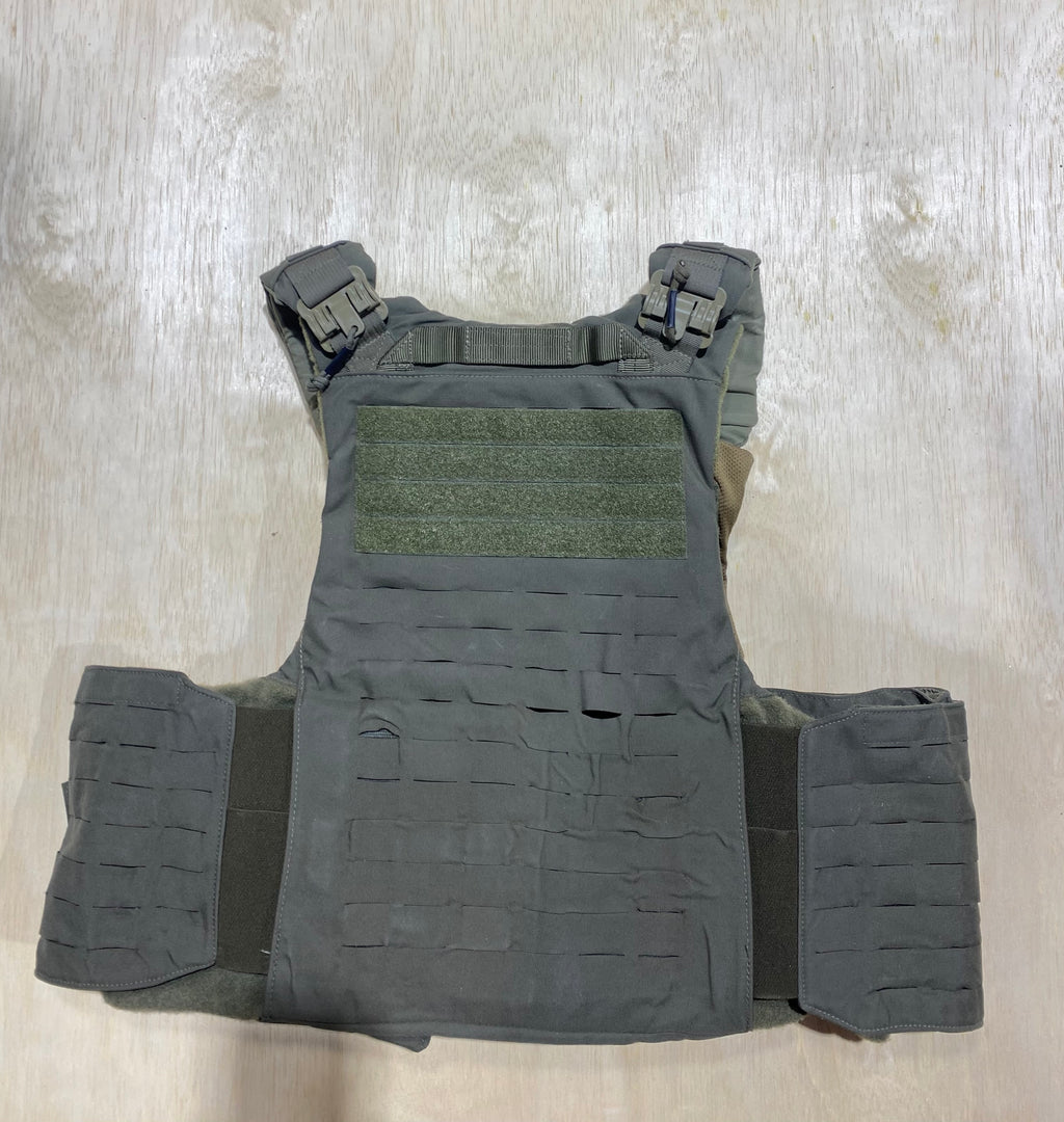 First Spear Armor Carrier Medium #5. Siege-R Optimized. No Armor Included. Light usage.