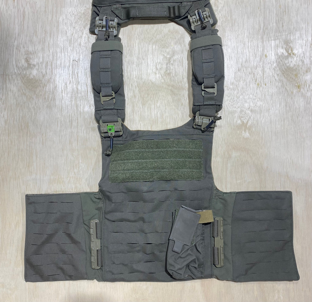 First Spear Armor Carrier Medium #1. Siege-R Optimized. No Armor Included. Feels & Look Brand New.