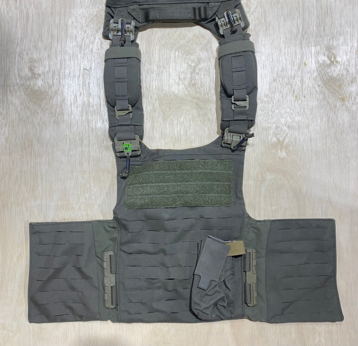 First Spear Armor Carrier Medium #1. Siege-R Optimized. No Armor Included. Feels & Look Brand New.