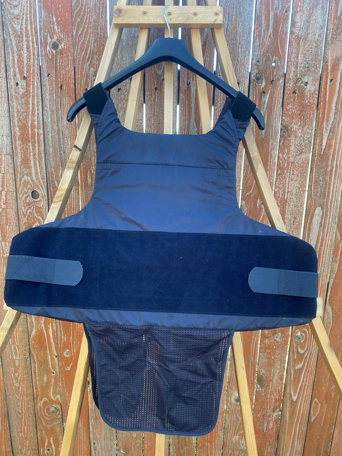 Point Blank Concealable Body Armor PACA #BBA10. Size 56 R Color Navy. Looks & feel brand new.