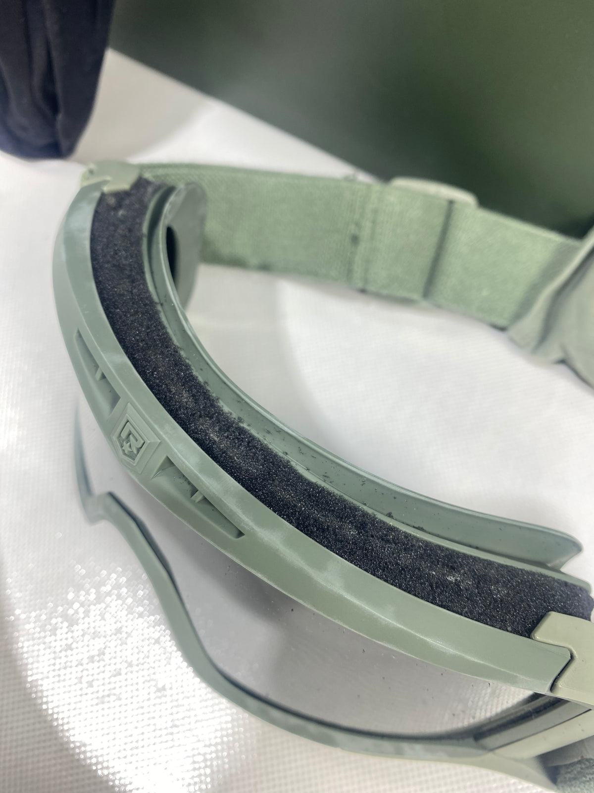 Green Locust Goggle APEL U.S. Military Kit. Light usage. Green