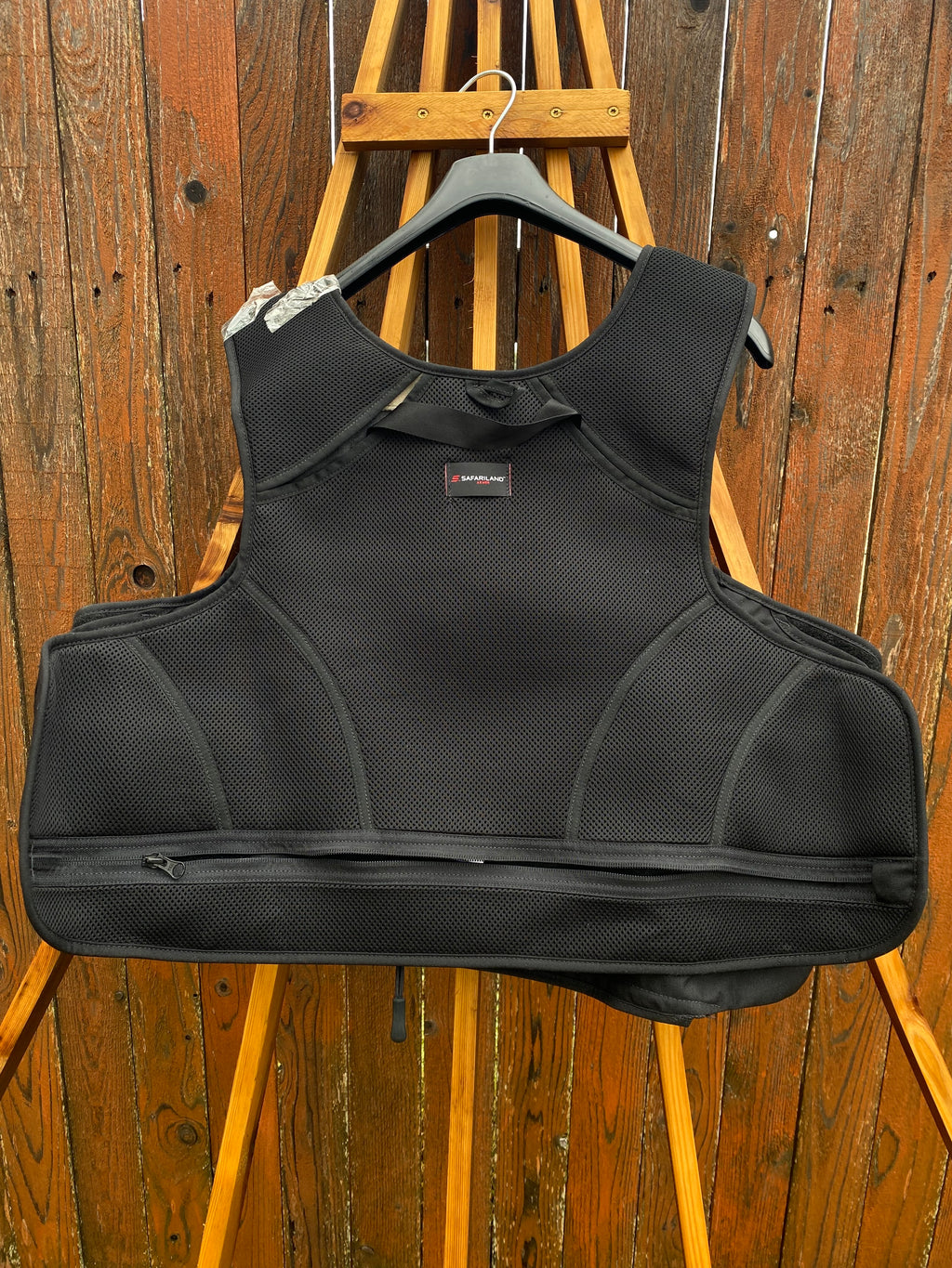(X LARGE) Pre-Owned Safariland V1 FO CLN armor carrier.